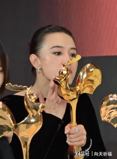 宋佳用奖杯当化妆镜pg试玩金鸡奖影后