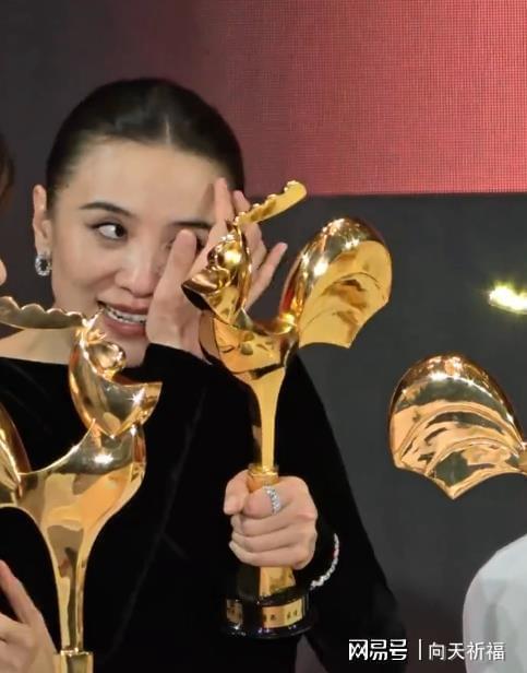 宋佳用奖杯当化妆镜pg试玩金鸡奖影后(图4)