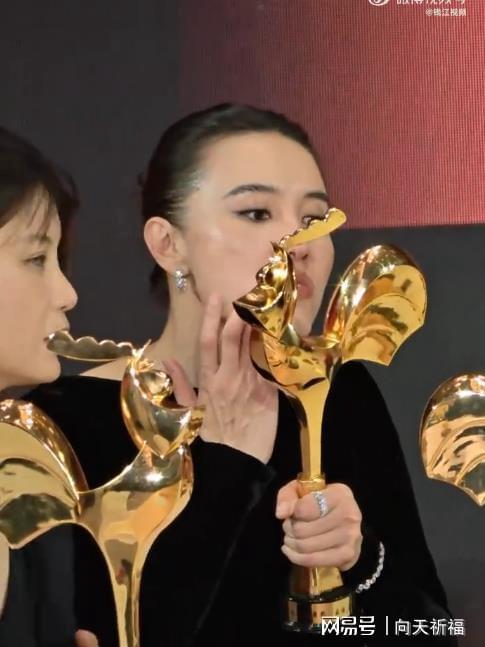 宋佳用奖杯当化妆镜pg试玩金鸡奖影后(图3)