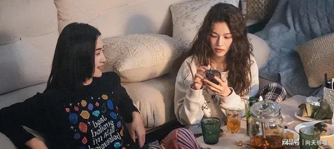 宋佳用奖杯当化妆镜pg试玩金鸡奖影后(图7)