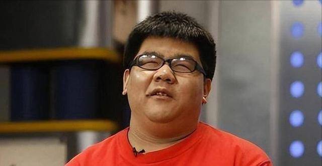 装疯卖傻星光大道的草根歌手现状太落魄pg电子游戏网站负债百万、露宿街头、(图2)