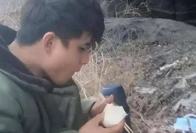 装疯卖傻星光大道的草根歌手现状太落魄pg电子游戏网站负债百万、露宿街头、(图3)