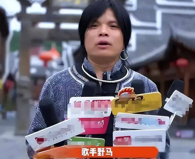 装疯卖傻星光大道的草根歌手现状太落魄pg电子游戏网站负债百万、露宿街头、(图8)