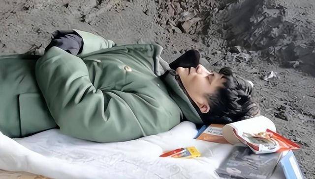 装疯卖傻星光大道的草根歌手现状太落魄pg电子游戏网站负债百万、露宿街头、(图12)