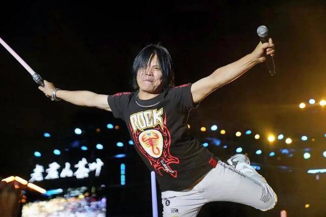 装疯卖傻星光大道的草根歌手现状太落魄pg电子游戏网站负债百万、露宿街头、(图11)