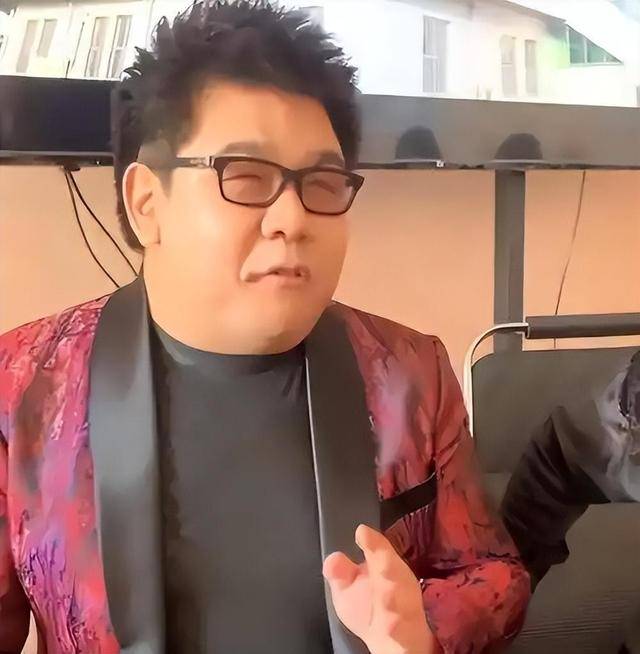 装疯卖傻星光大道的草根歌手现状太落魄pg电子游戏网站负债百万、露宿街头、(图15)